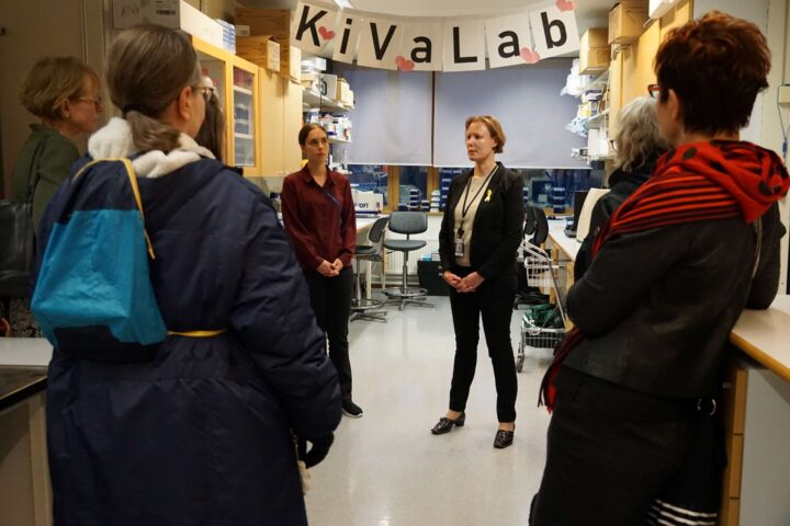 Outi Monni Potilaan päivässä 9.11.2023 kertomassa laboratoriotyöskentelystä